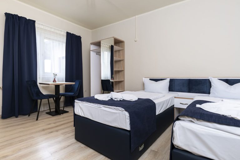 Doppelzimmer Aparthotel Stralsund mit Blick auf Schrank und Fenster