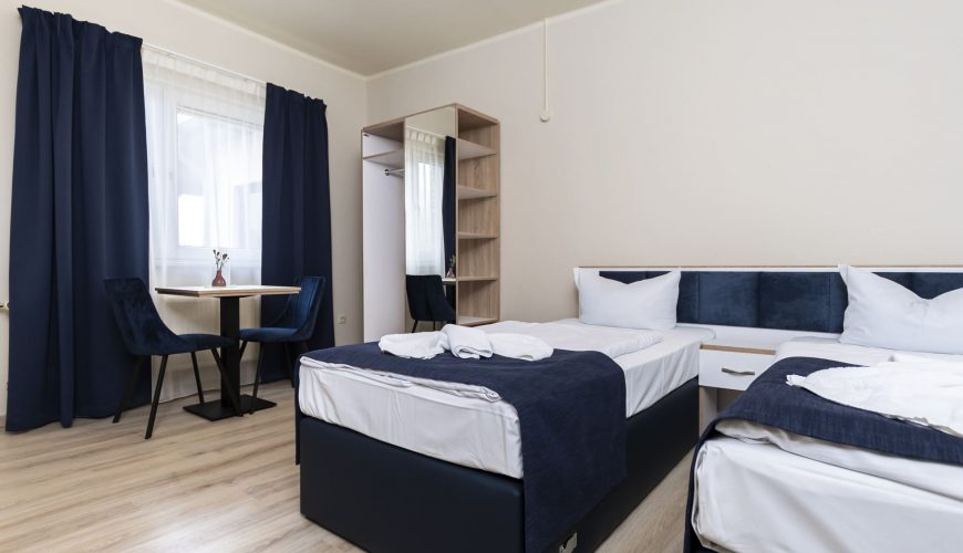 Doppelzimmer Aparthotel Stralsund mit Blick auf Schrank und Fenster