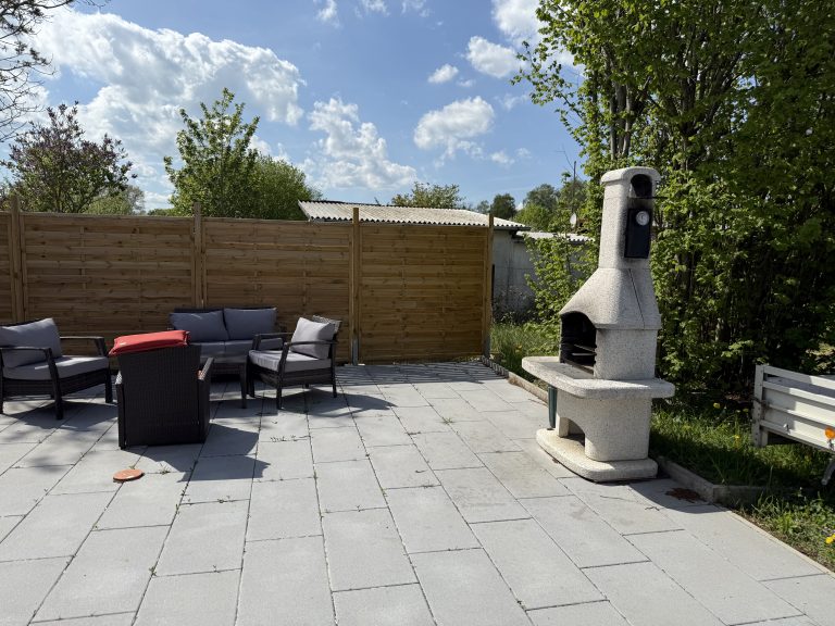 Grillplatz mit Steingrill und Lounge-Terrasse
